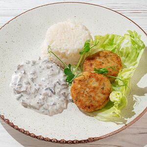 Котлеты из щуки с рисом и сливочно-грибным соусом