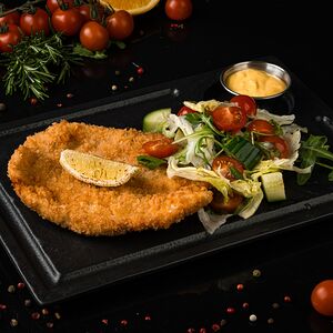 Шницель с летним салатом и соусом манго