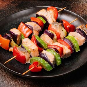 Шашлык из семги с овощами