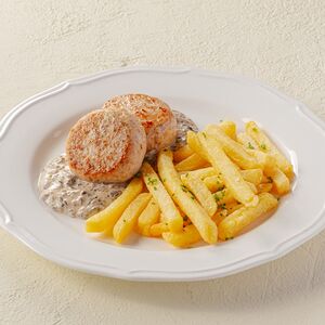 Куриные котлеты с грибным соусом и картофелем фри