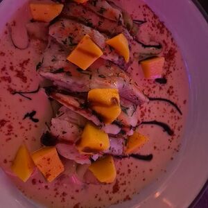 Креветки с кусочками манго и соусом кари