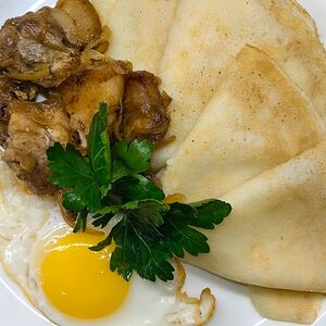 Блины со шкварками и яйцом