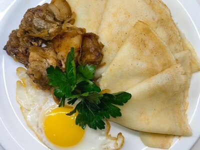 Блины со шкварками и яйцом