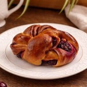 Улитка с вишней