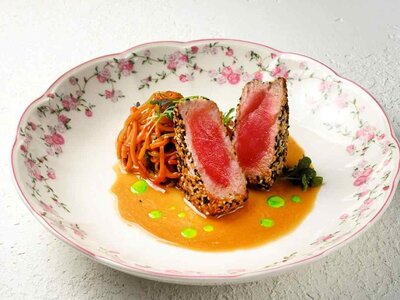 Стейк из тунца с овощным жюльеном и кунжутным соусом