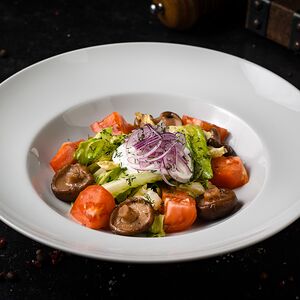 Салат с маринованными груздями, свежими томатами и сметаной
