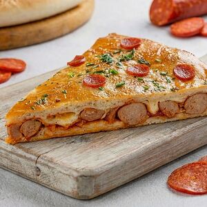 Слайс закрытой пиццы «С колбасками и пепперони»