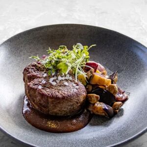 Стейк из говядины с жареными овощами и соусом бордолез