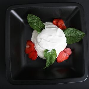 Творог со сметаной и клубникой