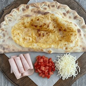 Мини-кальцоне с ветчиной и томатами