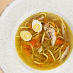 Куриный бульон с домашней лапшой
