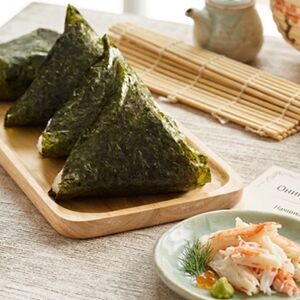 Онигири с крабовым мясом