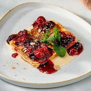 Вафля с заварным кремом и ягодным компоте