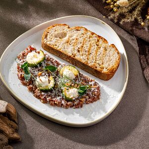 Тартар из говядины с трюфельным айоли, огурцами кимчи и сыром пармезан