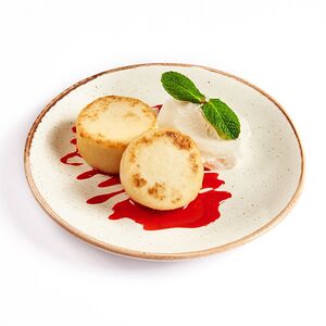 Сырники со сметанкой и малиновым топпингом