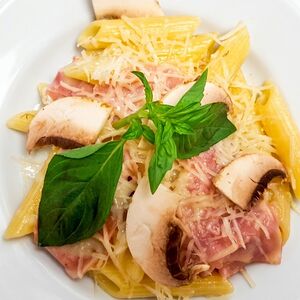 Паста с ветчиной и грибами