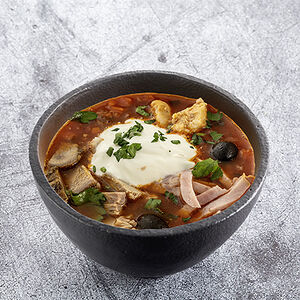 Солянка с бужениной, курицей и беконом
