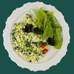 Скрэмбл с сыром и шпинатом