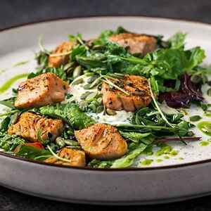 Салат с форелью с страчателлой