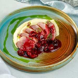 Утка с картофельным пюре и вишневым компоте