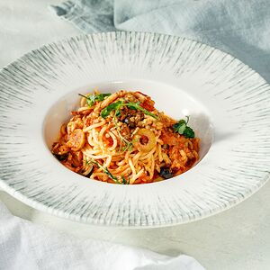 Спагетти с тунцом и оливками
