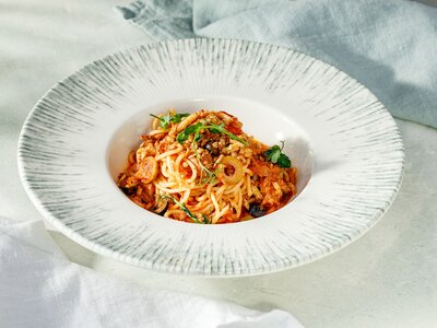 Спагетти с тунцом и оливками