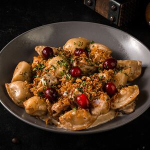 Пельмени жареные с грибами в сливочном соусе