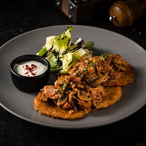Драники с грудинкой и грибами