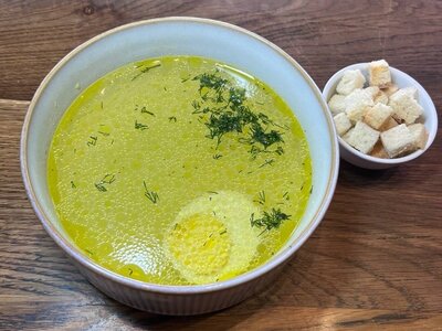 Куриный бульон с зеленью и яйцом