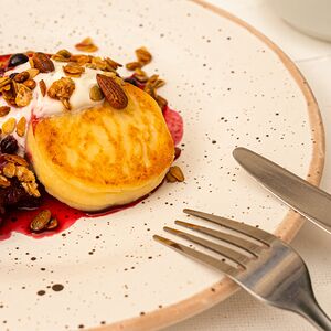 Сырники с ягодным соусом и сметаной