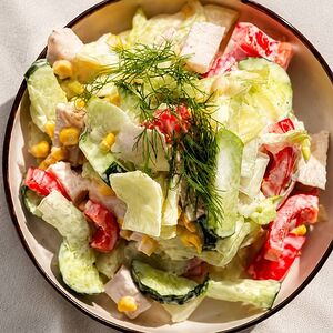 Салат с курицей су-вид и овощами