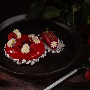 Десерт из земляники с сырным муссом
