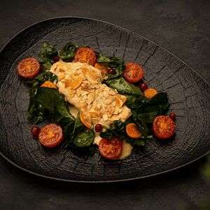 Стейк из белуги с соусом шампань и миндалем