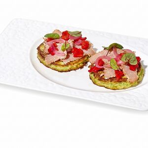 Оладьи из кабачков с балыком из индейки и маринованным лучком