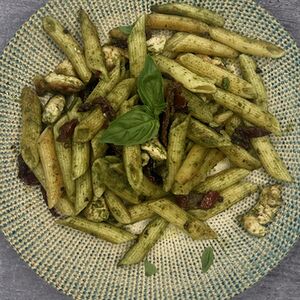 Паста с курицей и соусом песто
