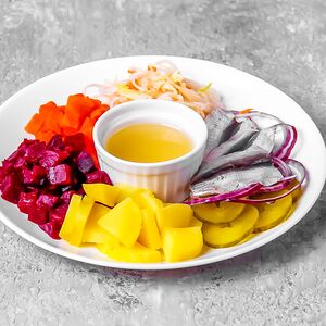 Боул с пряной килькой и овощами