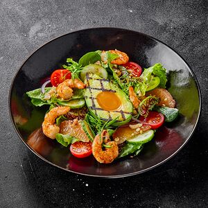 Зеленый салат с авокадо гриль и креветкой 