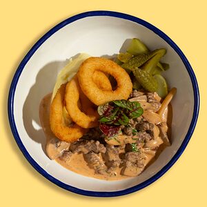 Бефстроганов с картофельным пюре и луковыми кольцами