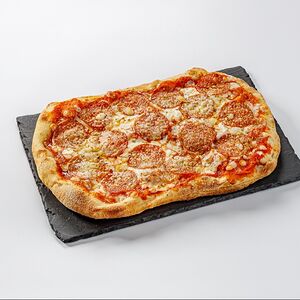 Пицца с пеперони и руколой