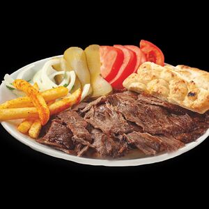 Донер с рисом - шаурма из говядины с рисом и картофелем фри на тарелке