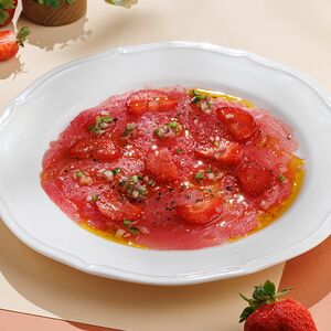 Карпаччо из тунца с клубникой 