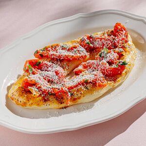 Лепешка с печеными перцами и брынзой