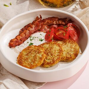 Драники с беконом, томатами и пряным соусом