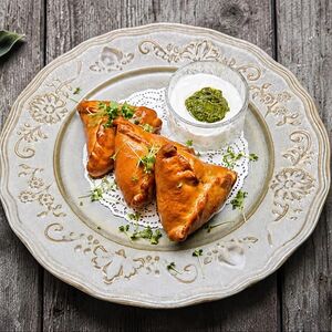 Пирожки с крапивой, зеленым луком и яйцом