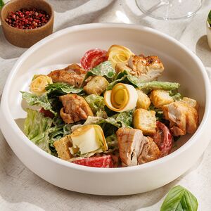 Теплый салат с курицей и копченым сулугуни