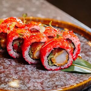 Калифорния с креветкой и лососем