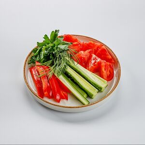 Свеженарезанные овощи и маринованные оливки