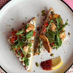 Тост-бриошь с курицей терияки