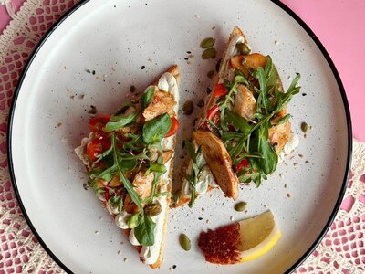 Тост-бриошь с курицей терияки