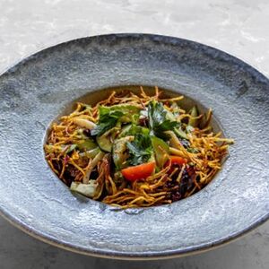 Салат с кальмарами, черри и картофелем криспи